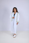 Kimono blanc en crêpe de soie avec motifs de broderie sublimes