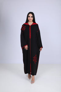 Djellaba noire ornée de deux superbes motifs de broderie rouge